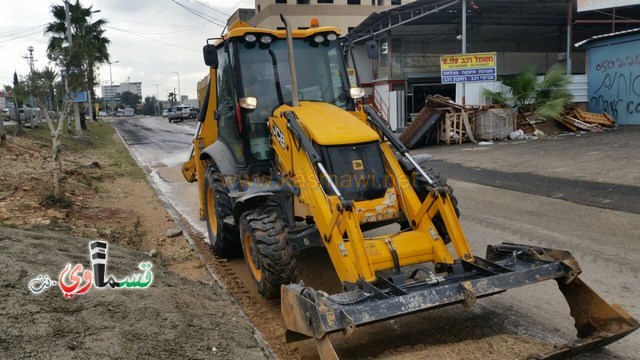 كفرقاسم : بعد توجه قسماوي نت للسيد نادر ابو عقل طواقم العمل تباشر بتنظيف الشارع مما افسده سائق شاحنة الزفته